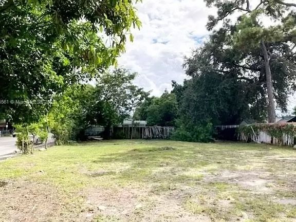 5th image of 10170 NW 32nd Ave