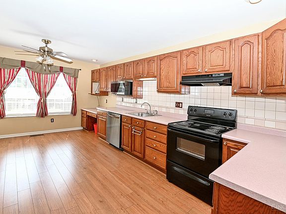 5th image of 85 Applewood Dr