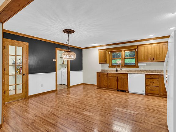 4th image of 555 Woolendean Rd