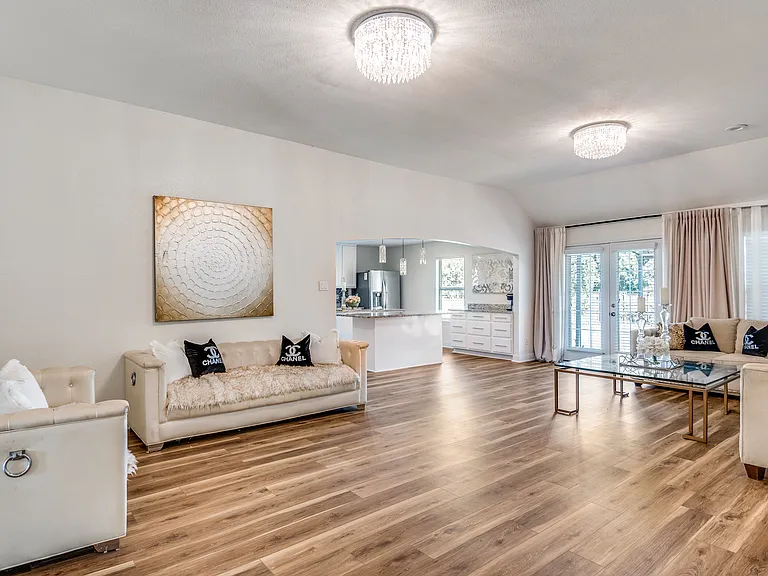1010 Oakbrook Dr — Photo 3