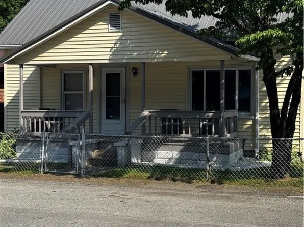 196 Holly Ave, Logan, WV 25601