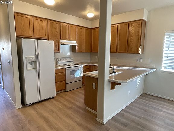3rd image of 1382 NE Birkshire Ct