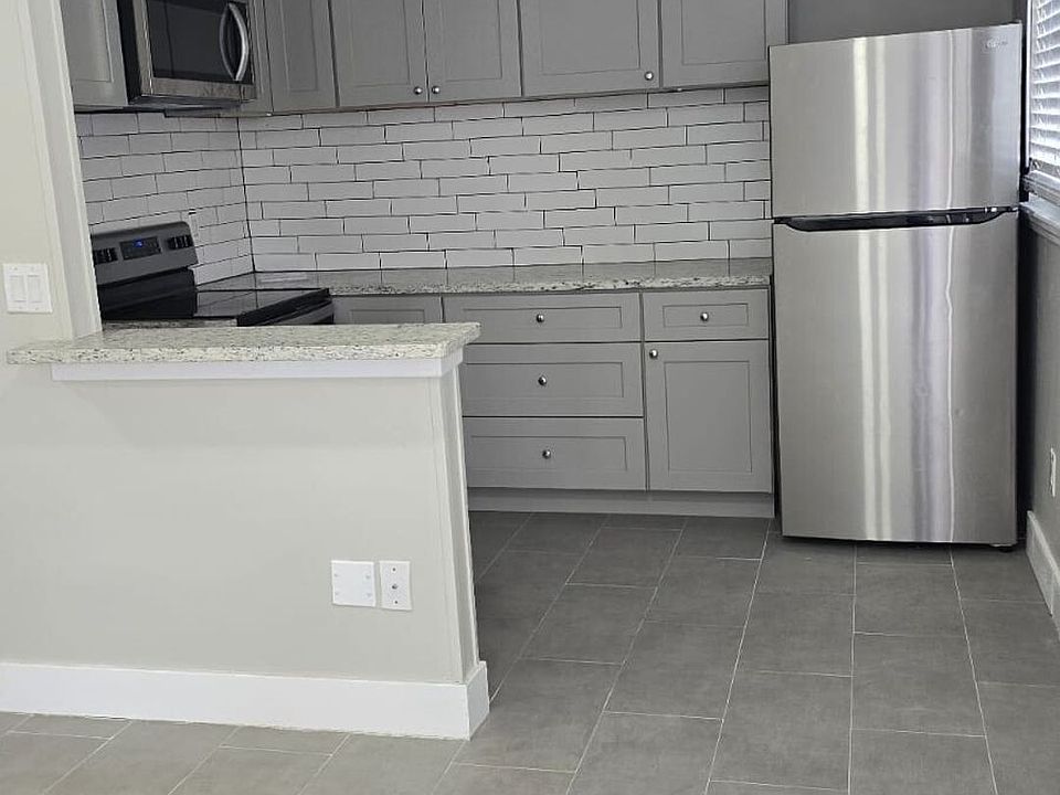 1st image of 2525 Royal Palm Ave APT 13