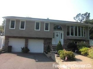 92 Claridge Ln, East Islip, NY 11730