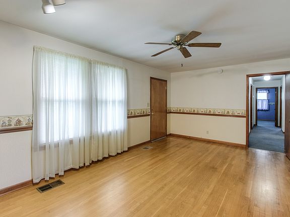 2nd image of 204 Foxwood Ln