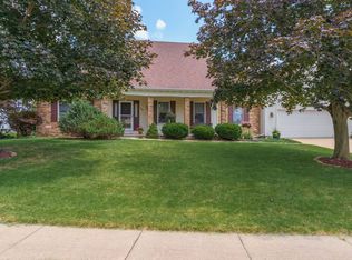 56 Ravenwood Cir, Bloomington, IL 61704