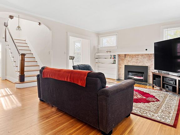 3rd image of 3470 Fort Ave