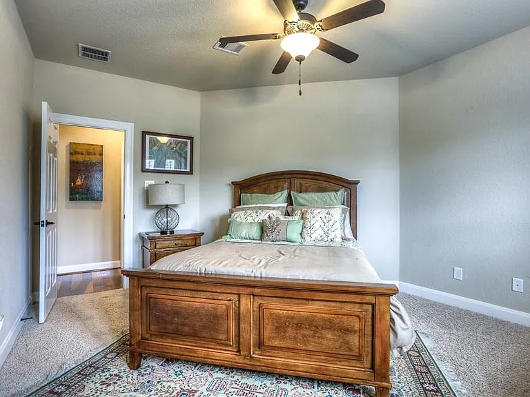 154 W Hullwood Ct — Photo 34