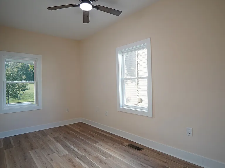 2204 Memorial Ave — Photo 7