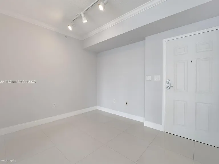 2000 N Bayshore Dr — Photo 3