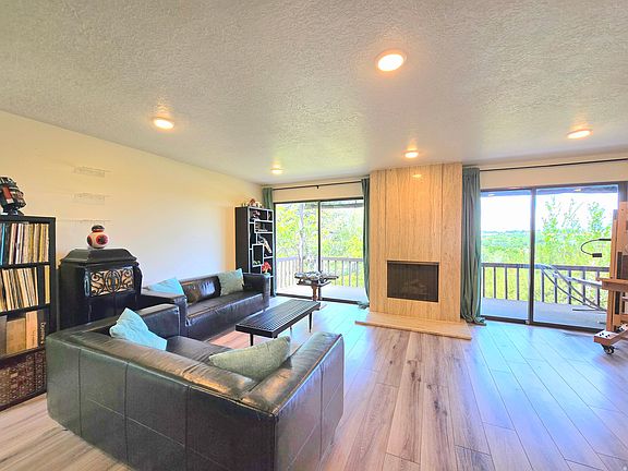 3rd image of 2727 N Edgewood Dr