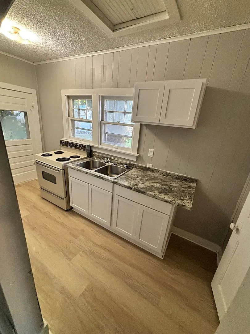 1028 Chestnut St. — Photo 3