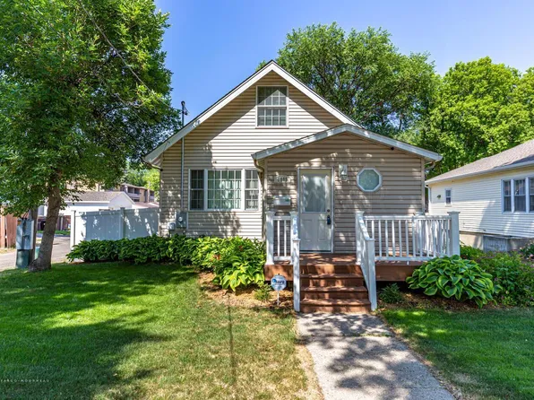1009 4th St S, Fargo, ND 58103