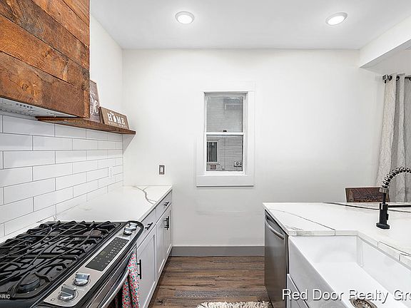 5th image of 832 Thomas St SE