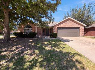 825 Adams Dr, Burleson, TX 76028