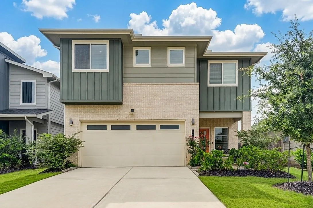4 bed, 2.5 bath, 2379 sqft, $2,650 — Photo 1