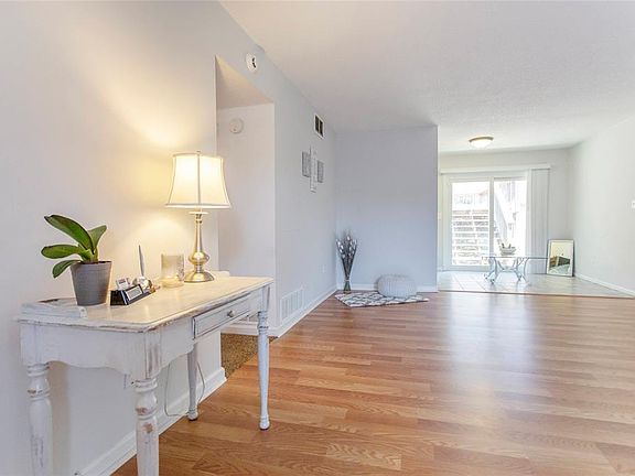 4th image of 102 Gray Dr