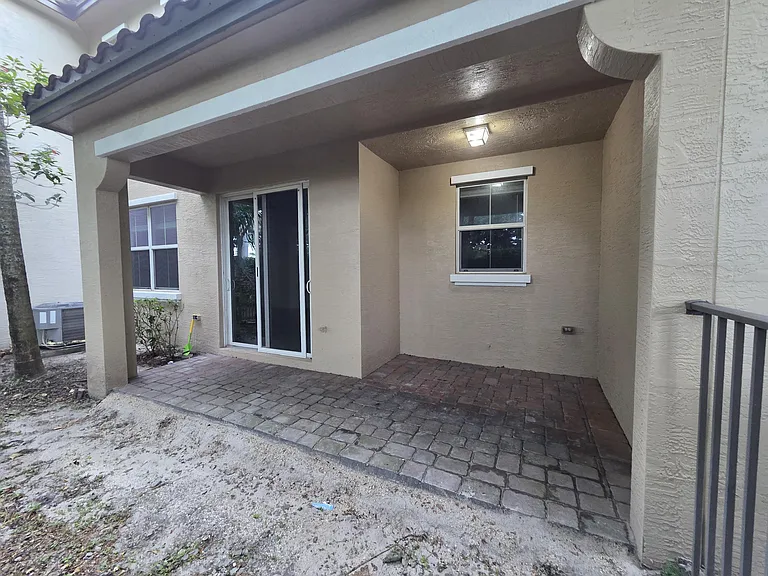 4507 Mediterranean Cir — Photo 19