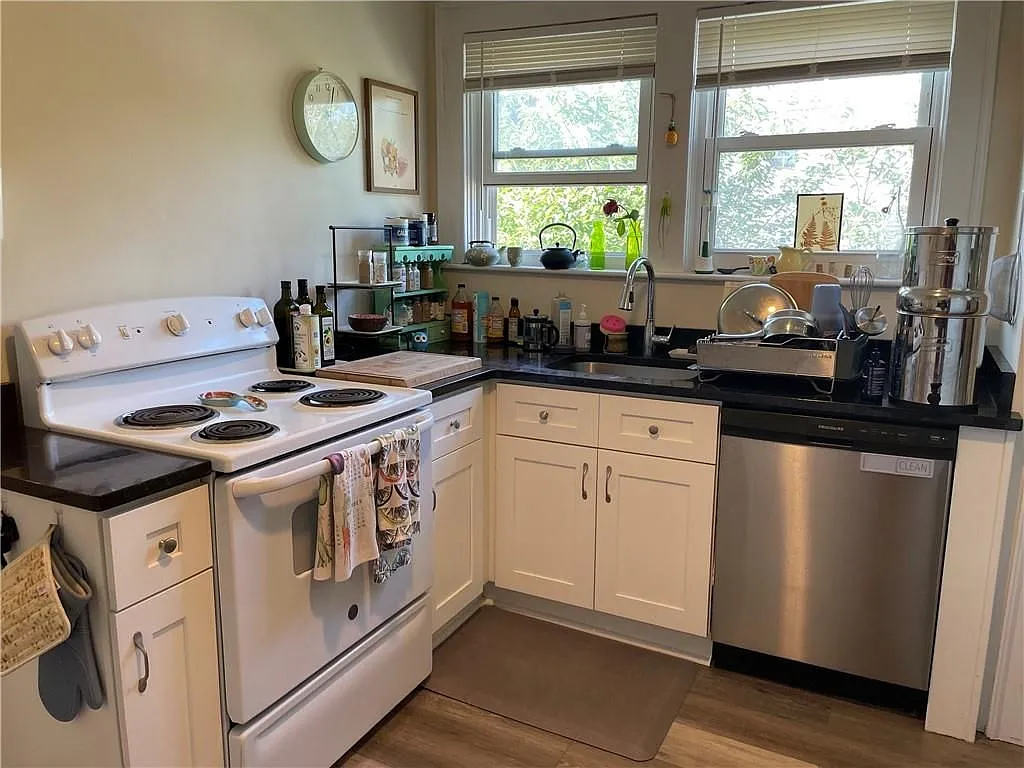 3 bed, 1.0 bath, 1359 sqft, $2,600 — Photo 4