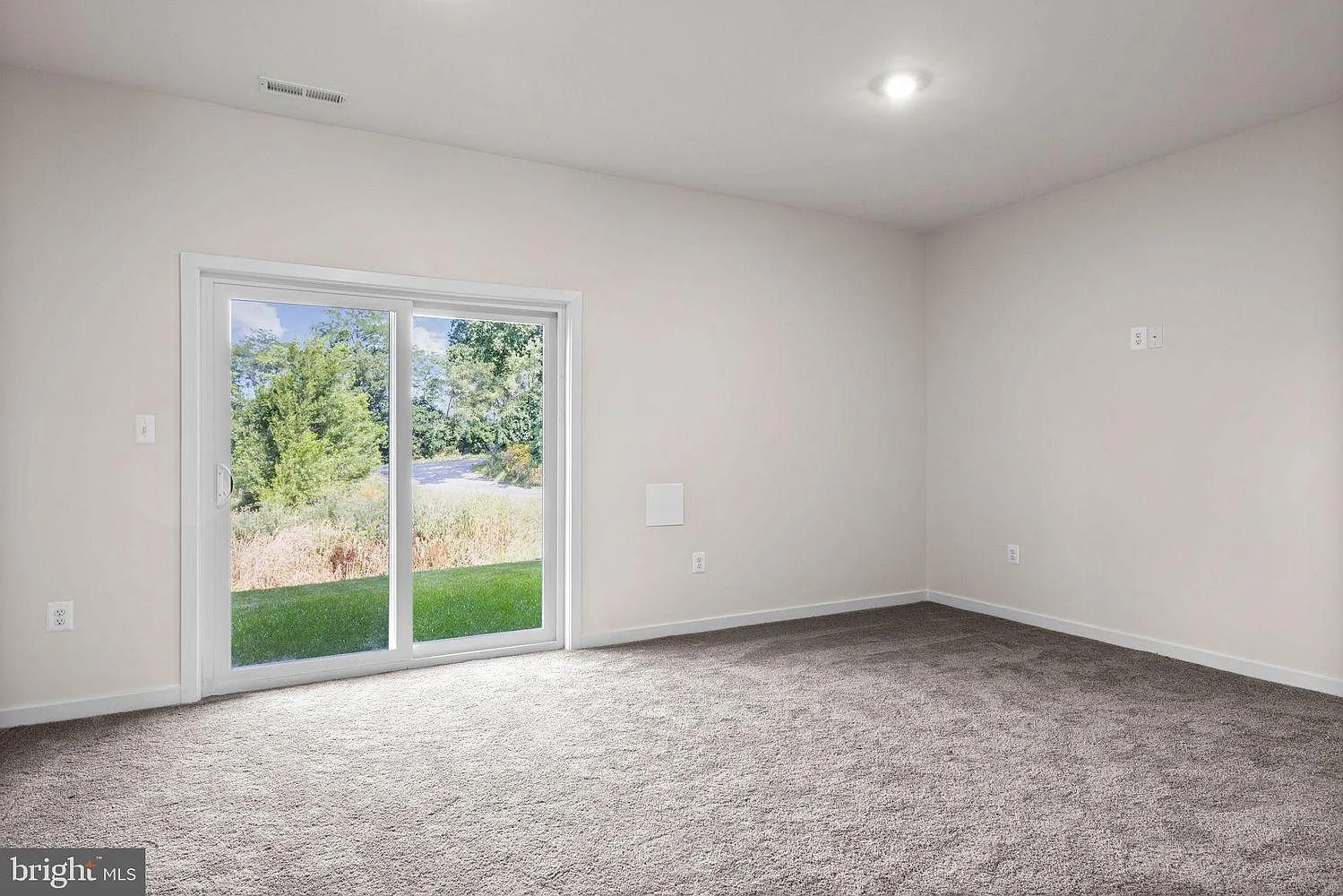 3 bed, 2.5 bath, 1932 sqft, $2,000 — Photo 3