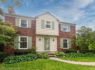 707 Lakepointe St, Grosse Pointe Park, MI 48230