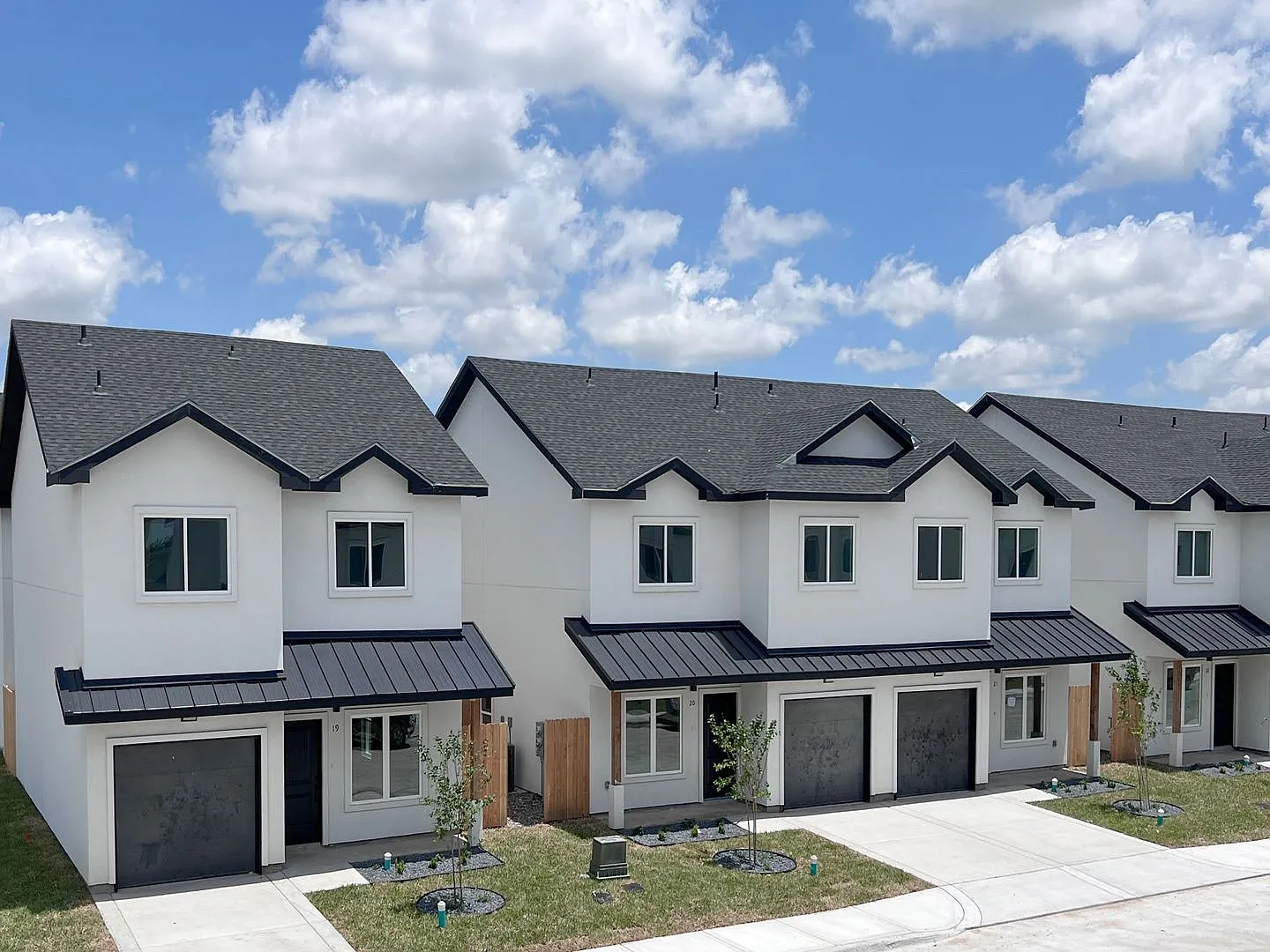 Luxury Townhome In Gated Community (Close to Expressway 281 & Wisconsin) — Photo 2