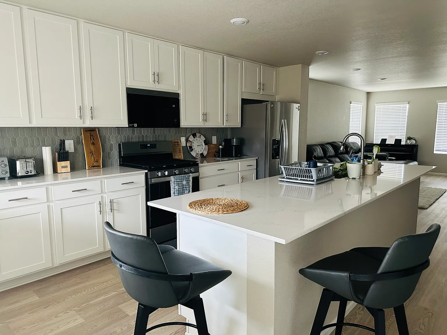 4 bed, 2280 sqft, $3,850 — Photo 2