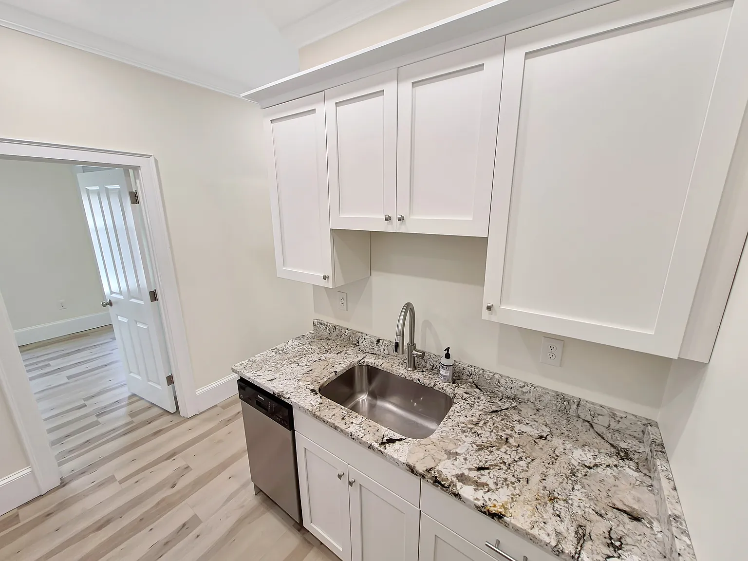 1 bed, 650 sqft, $2,300 — Photo 3