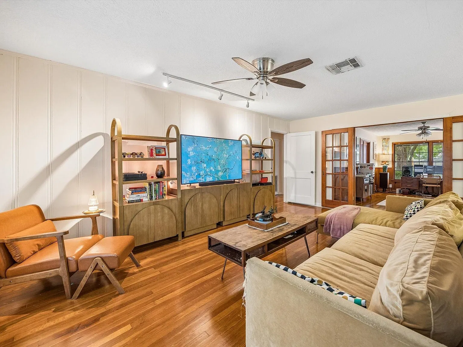 3 bed, 1.0 bath, 1352 sqft, $2,400 — Photo 3