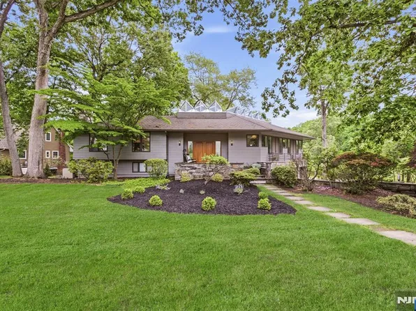 565 Green Ln, River Vale, NJ 07675