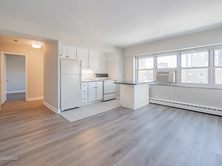 4970 N Marine Dr — Photo 6