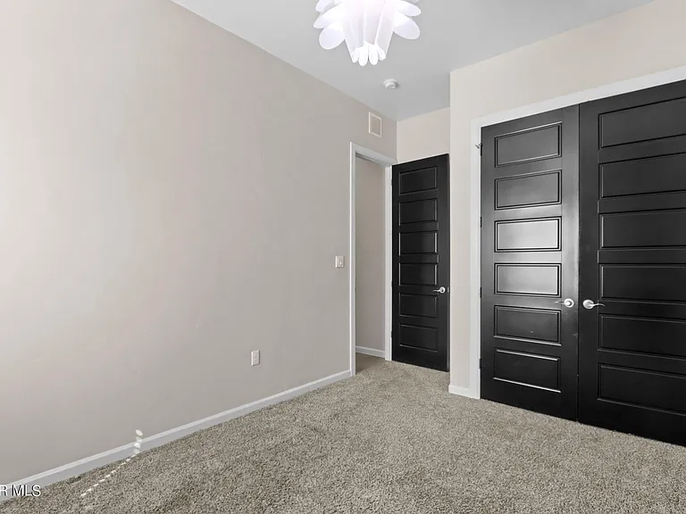 400 Royal Crown Rd — Photo 32