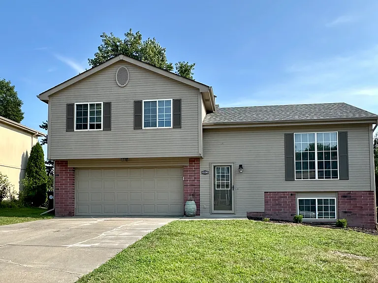 15293 Wirt St — Photo 2
