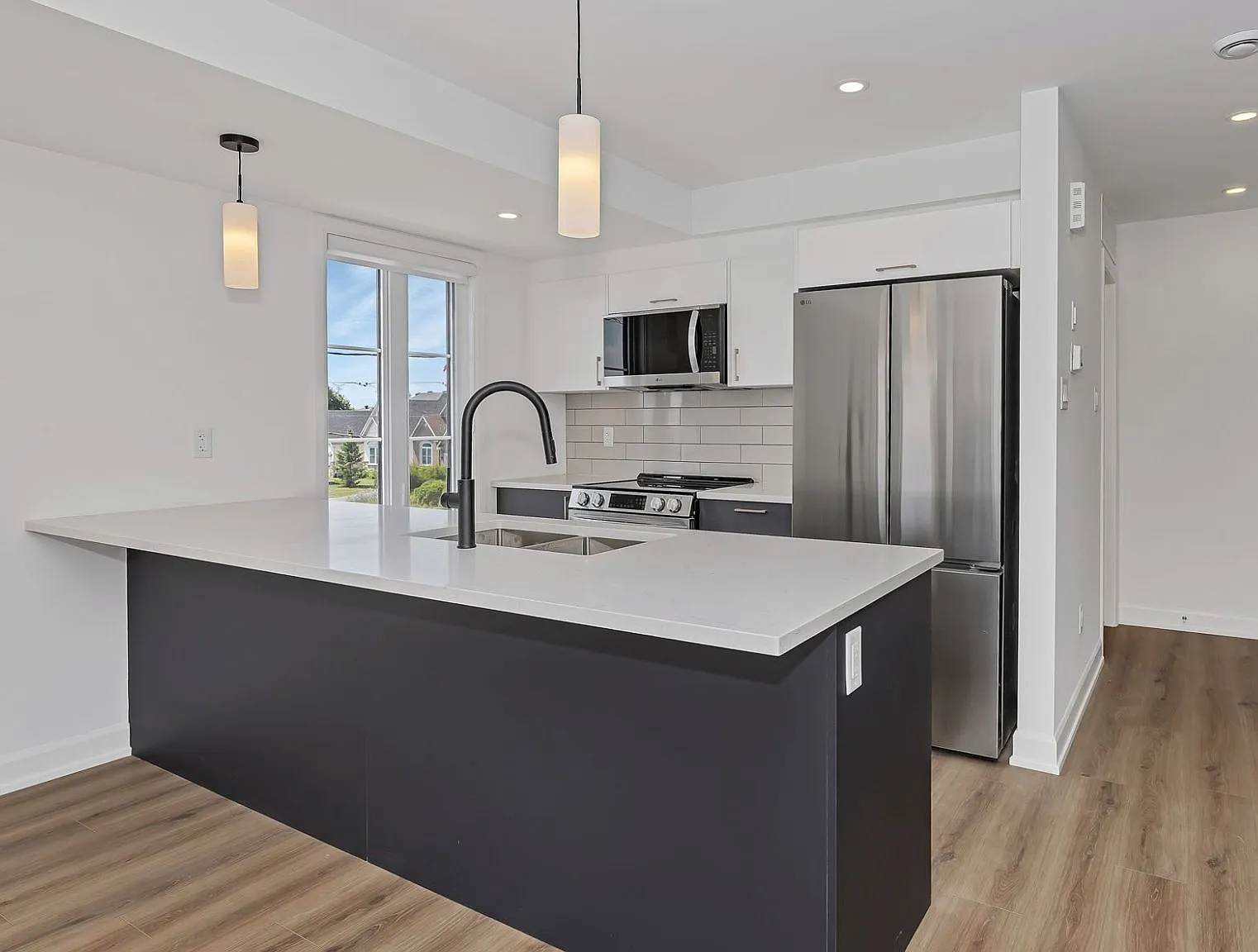 2 bed, $2,400 — Photo 4