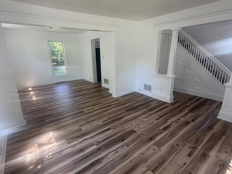 218 Goguac St W — Photo 1