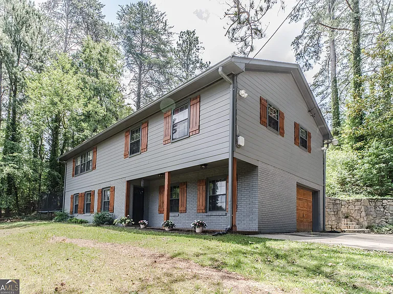 302 E Valley Rd NE — Photo 2