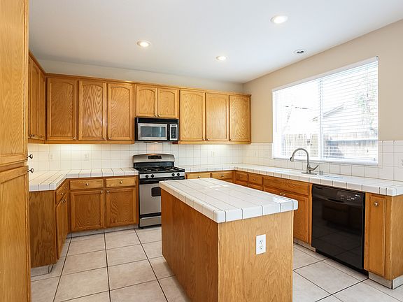 3rd image of 2051 Hyde Park Pl