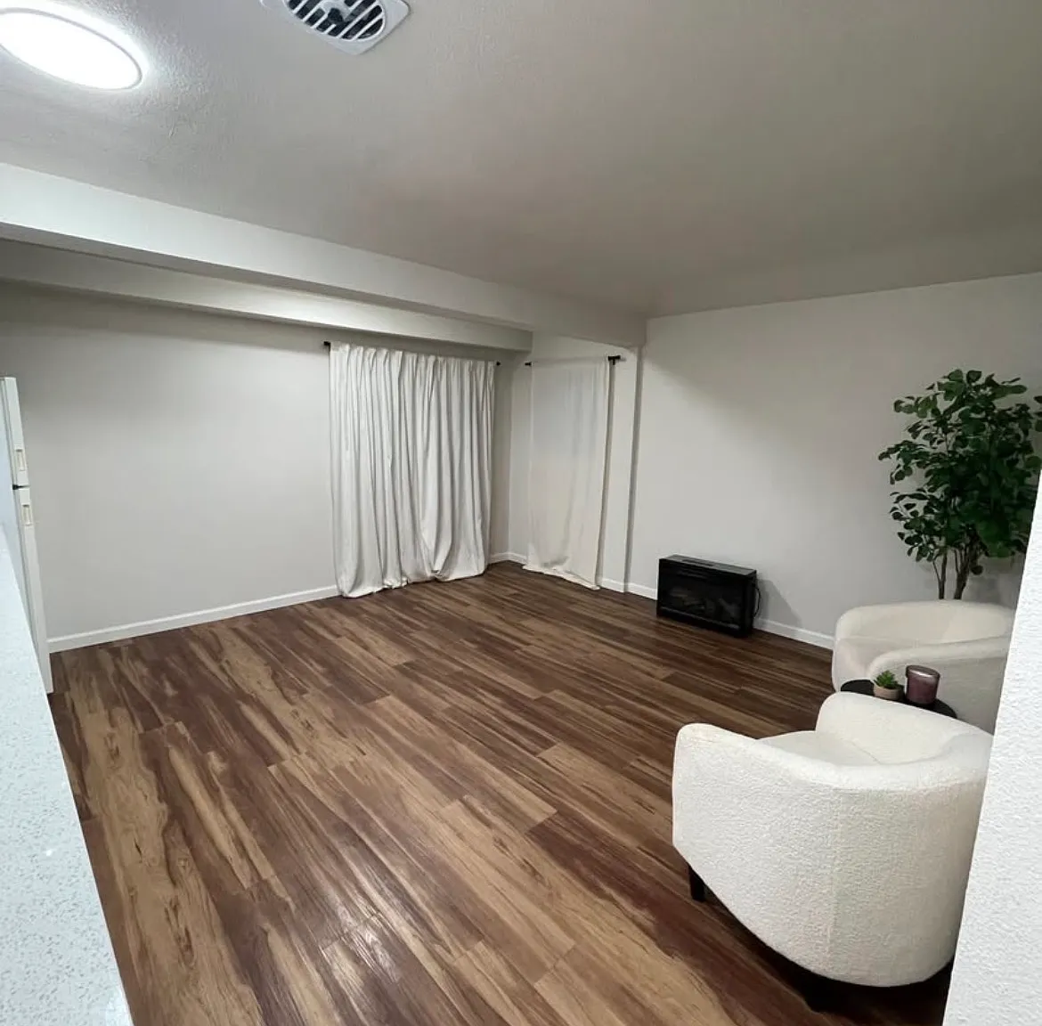 4402 N Lakewood Blvd — Photo 2