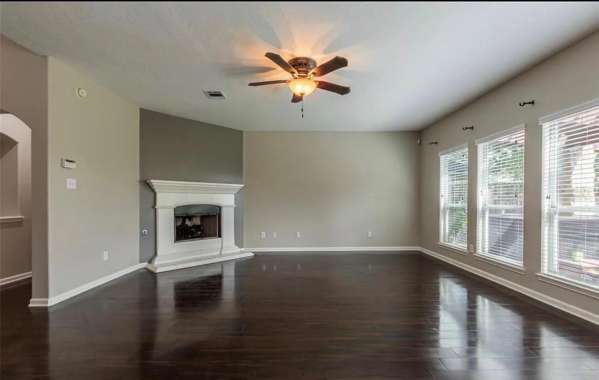 4 bed, 2.5 bath, 2364 sqft, $3,000 — Photo 3