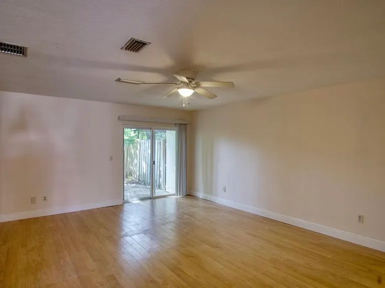 1031 Ashley Ave — Photo 4