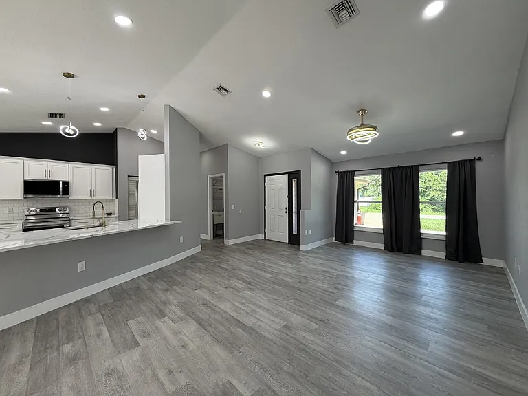 323 Aurora St NW — Photo 8