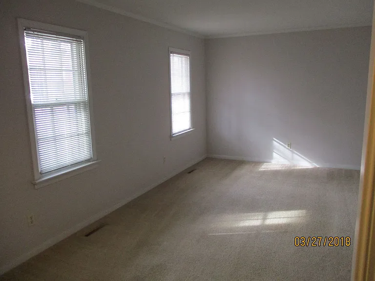 1912 Millsap Ln — Photo 5