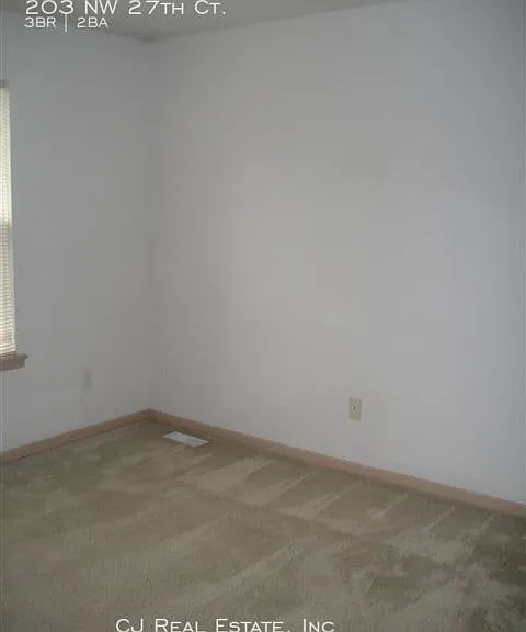 203 NW 27th Ct — Photo 7