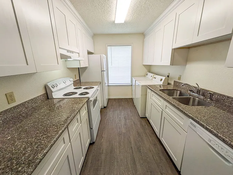 Laurel Square Townhomes — Photo 21
