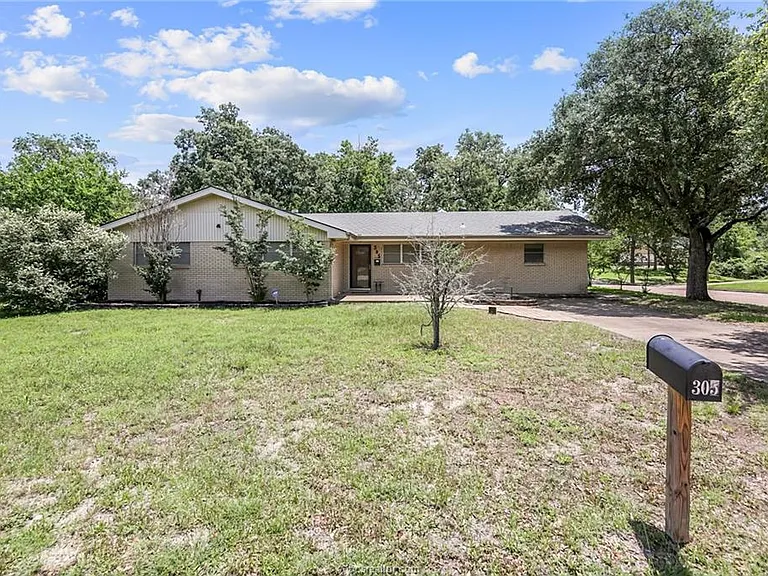 305 Brookside Dr W — Photo 2