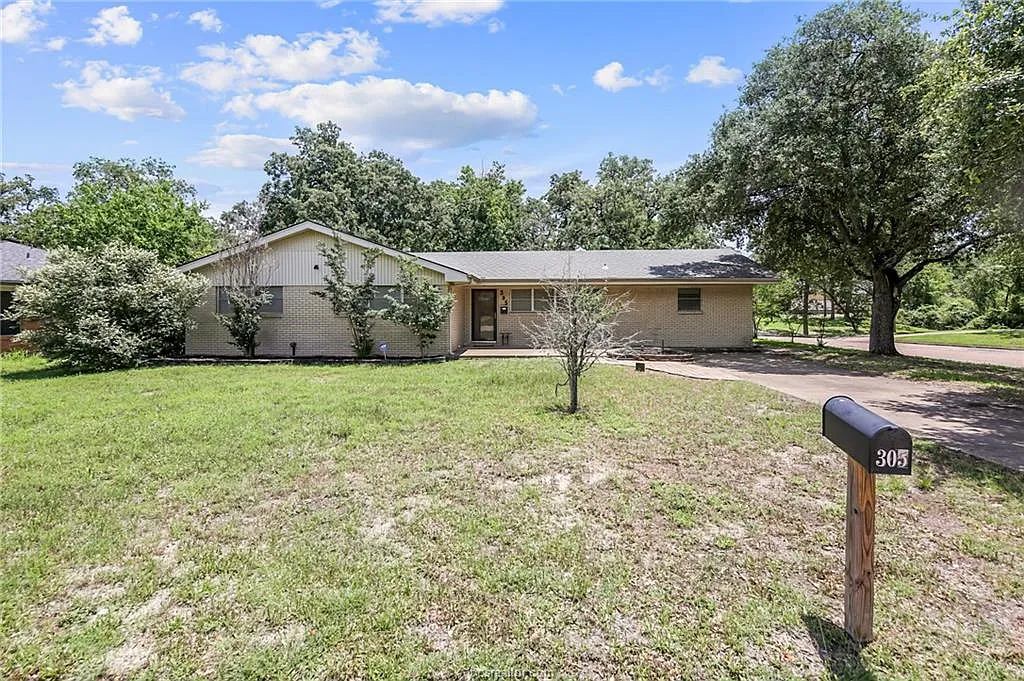 Building Photo - 305 Brookside Dr W