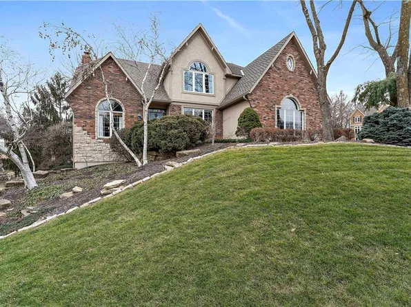 8135 NW Lakeview Dr, Parkville, MO 64152