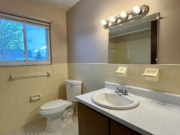939 James St — Photo 14