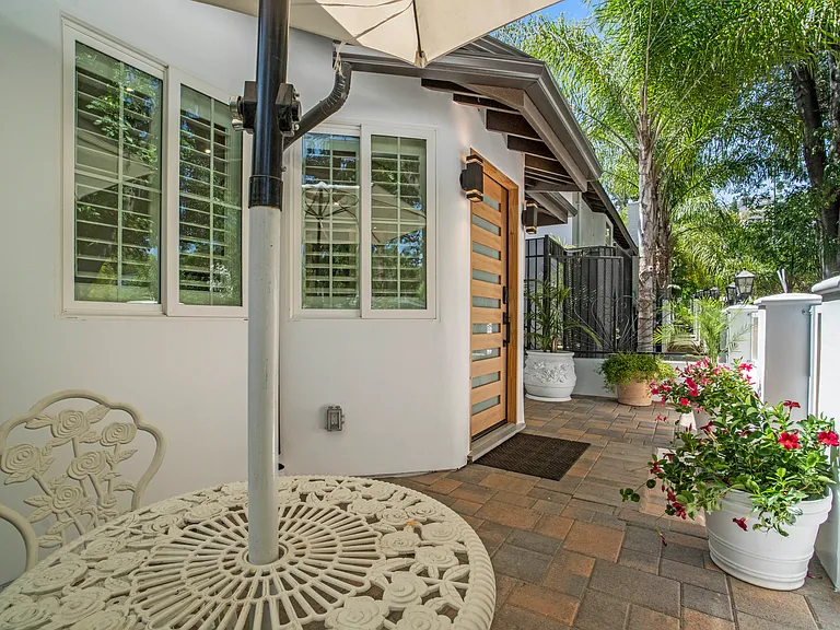 4230 Van Nuys Blvd — Photo 24
