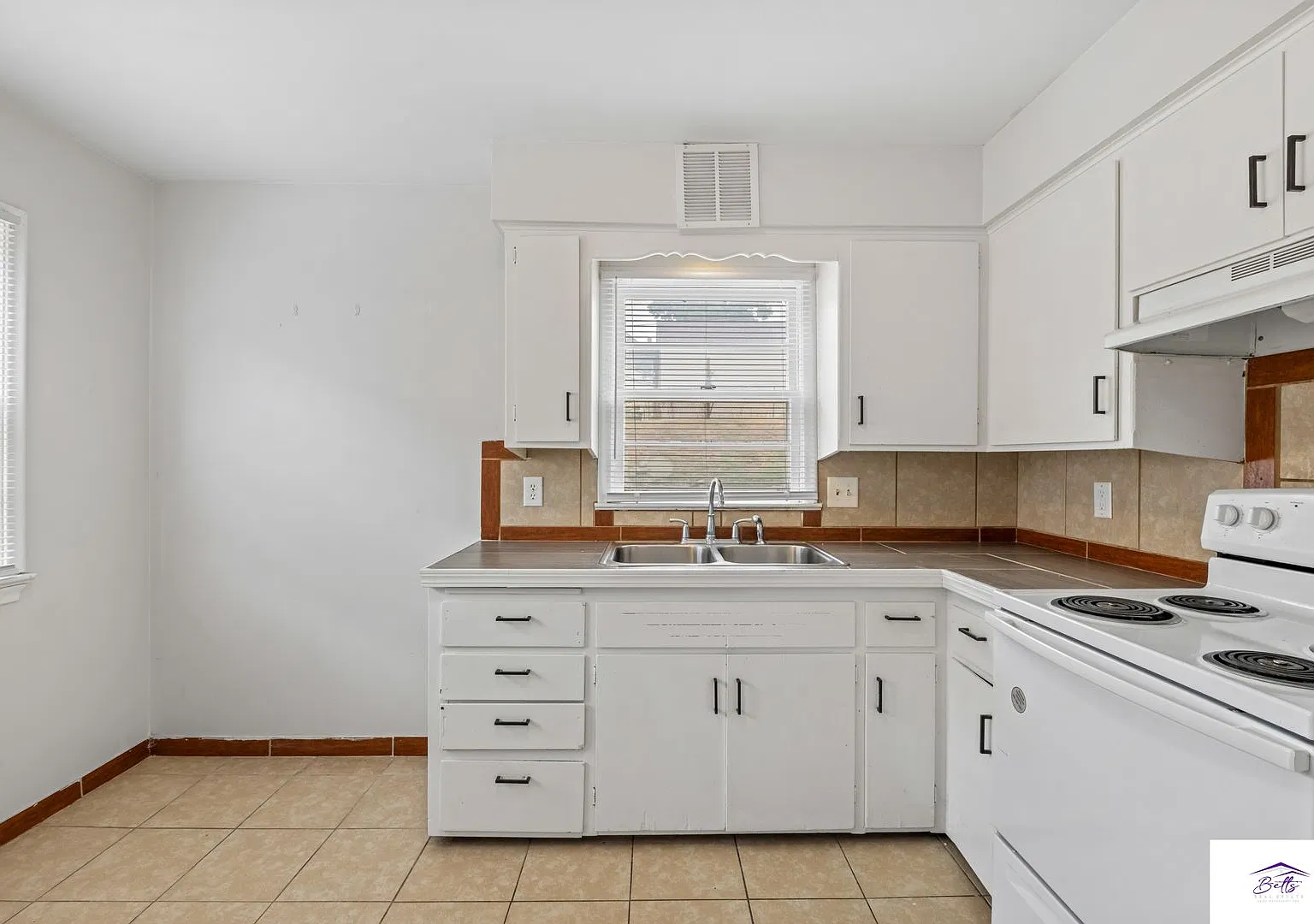 1021 Apartments — Photo 4